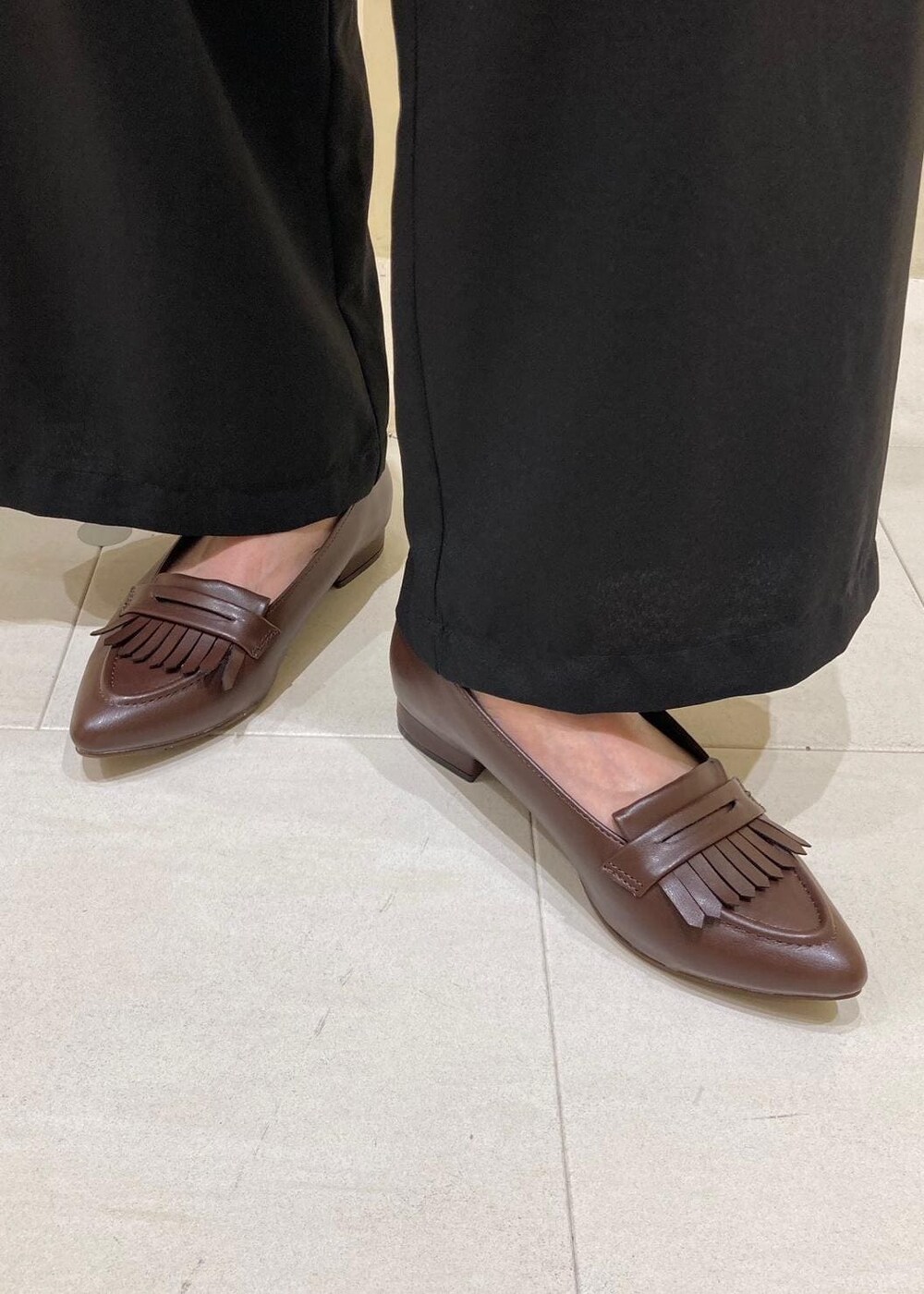 ブラウン系のショルダーバッグ、ブラック系のその他パンツ、ブラック系のキャミソールを着用したレディースの夏コーディネートの6枚目の写真