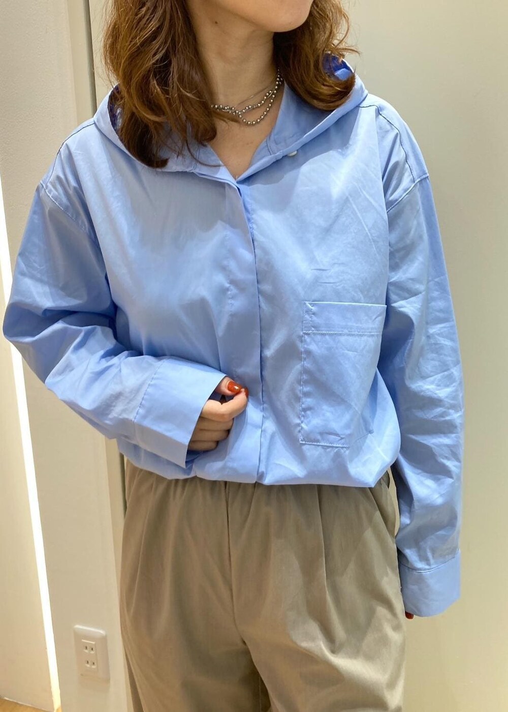 ベージュ系のテーラードジャケット、ベージュ系のその他パンツ、ブラック系のローファーを着用したレディースの秋コーディネートの8枚目の写真