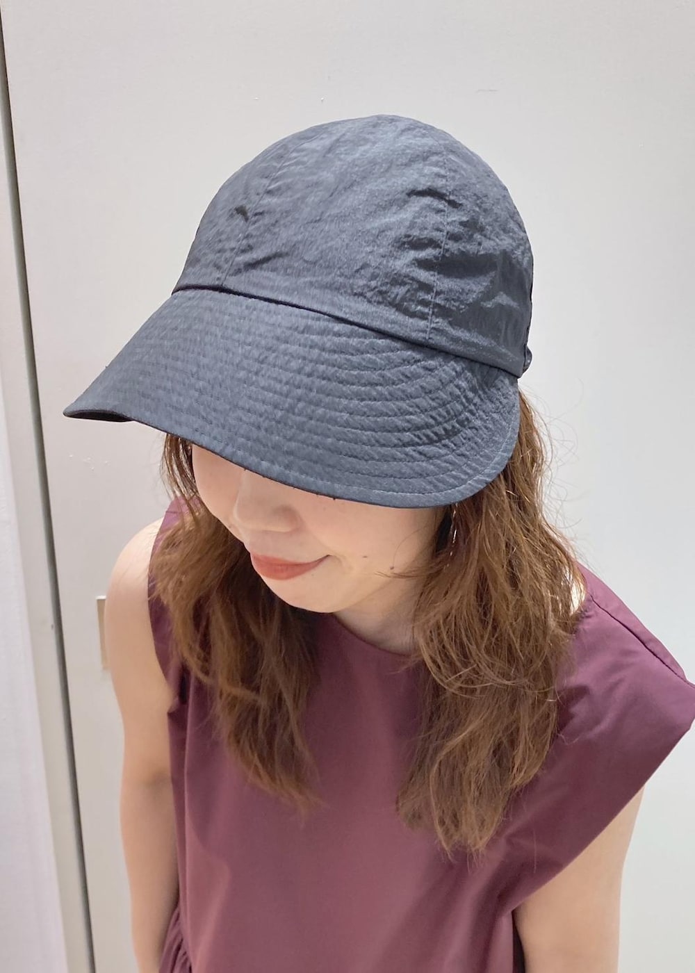 ブラック系のトートバッグ、ブラック系のローファー、レッド系のワンピースを着用したレディースの夏コーディネートの4枚目の写真