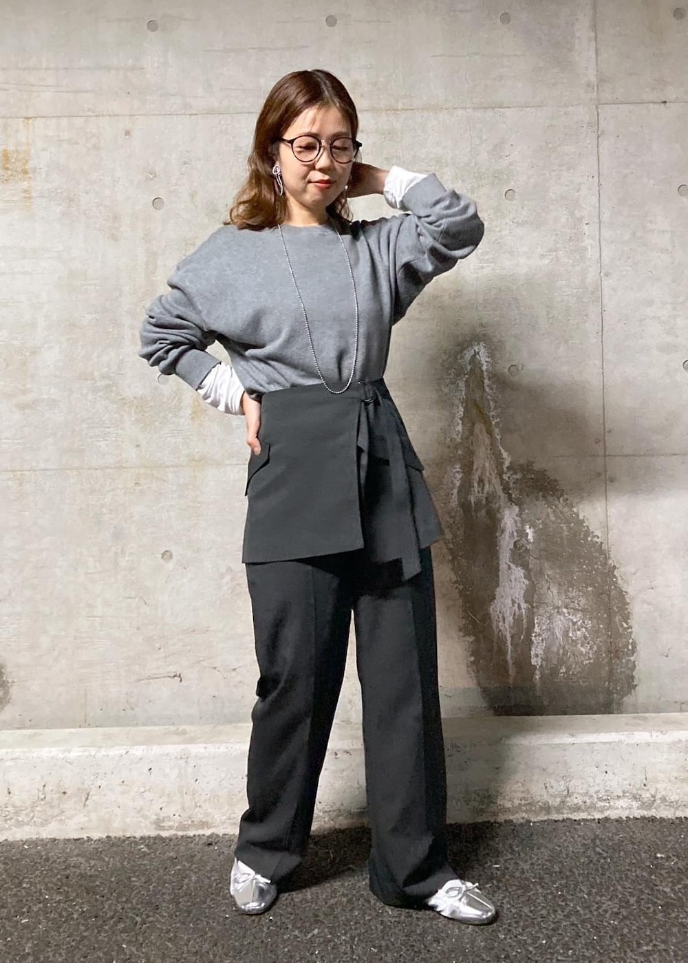 ホワイト系のTシャツ/カットソー、グレー系のその他パンツ、グレー系のニット/セーターを着用したレディースの秋コーディネートの2枚目の写真