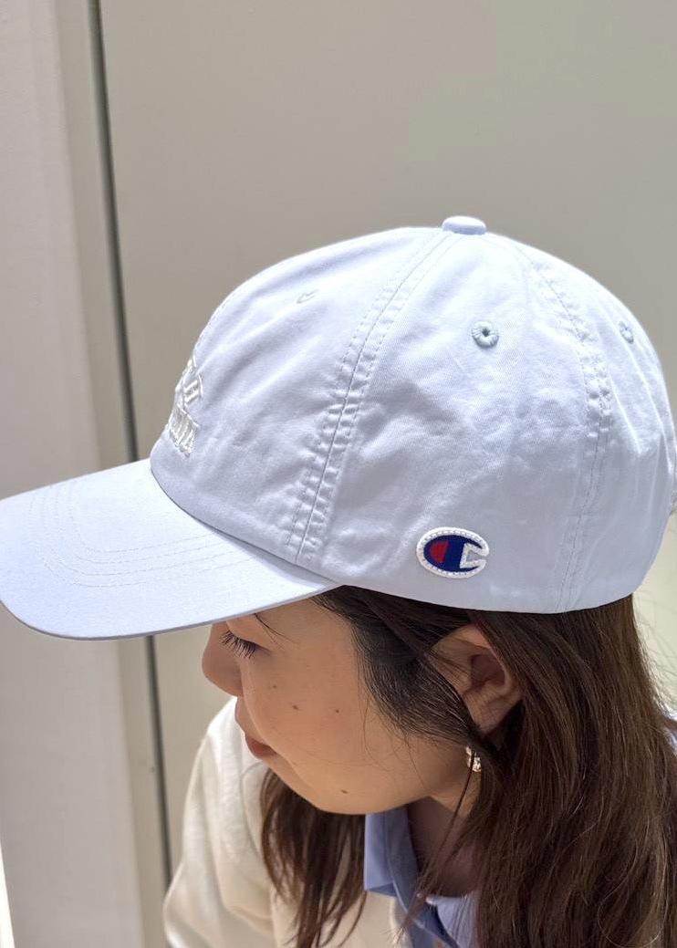 ブラック系のローファー、ホワイト系のカーディガン/ボレロ、ブルー系のシャツ/ブラウスを着用したレディースの冬コーディネートの9枚目の写真