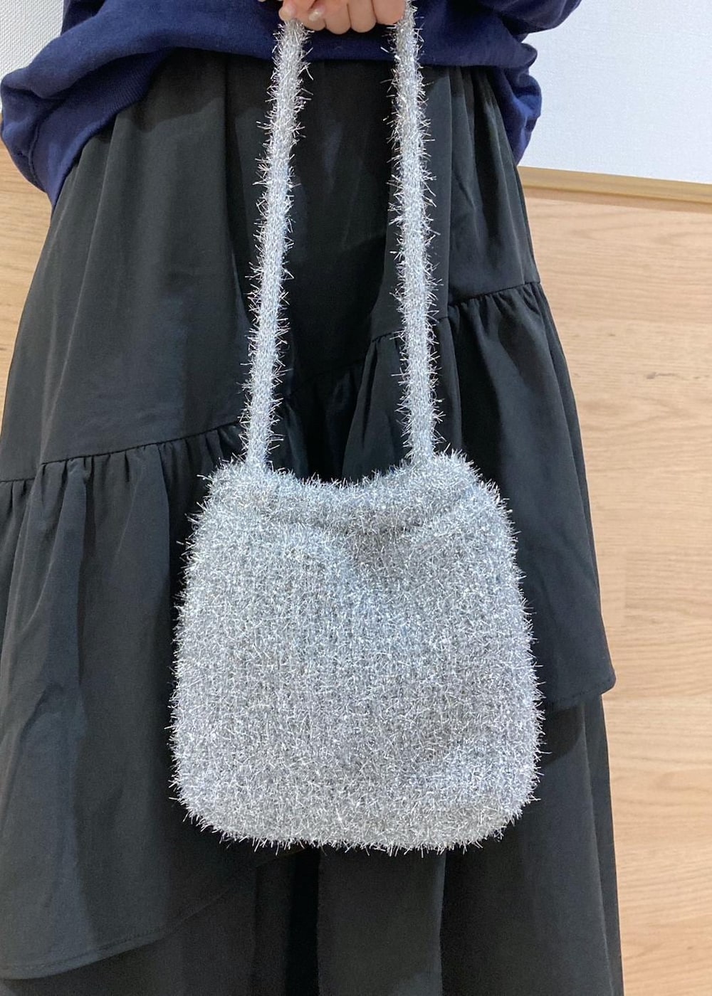 グレー系のその他アウター、ホワイト系のTシャツ/カットソー、ブルー系のスウェットを着用したレディースの秋コーディネートの9枚目の写真