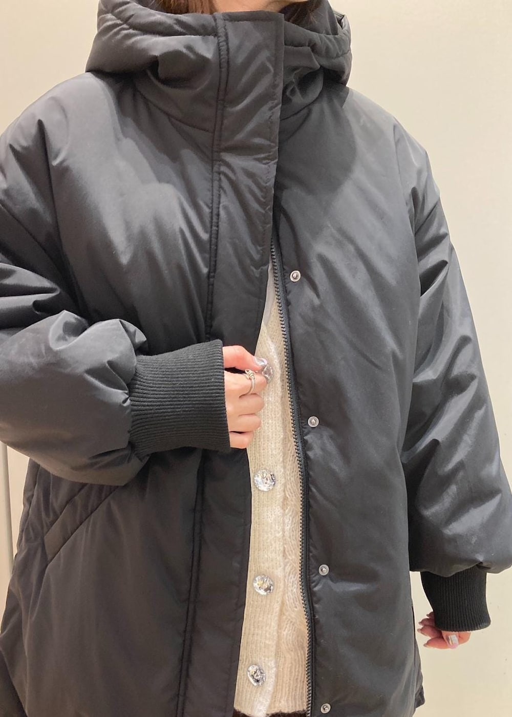 ホワイト系のTシャツ/カットソー、ブラック系のダウンジャケット/コート、ブラック系のローファーを着用したレディースの秋コーディネートの10枚目の写真