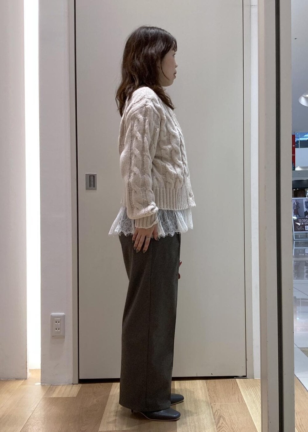 ホワイト系のニット/セーター、グレー系のブーツ、ブラウン系のその他パンツを着用したレディースの冬コーディネートの2枚目の写真