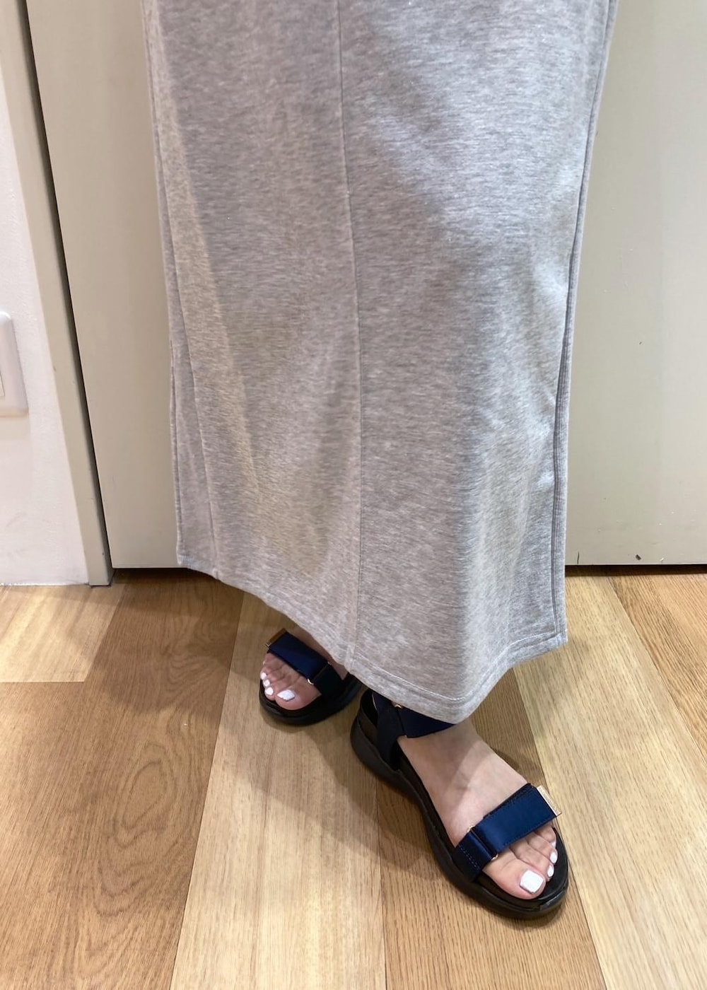 ブルー系のサンダル、ブルー系のシャツ/ブラウス、ブルー系のトートバッグを着用したレディースの夏コーディネートの9枚目の写真