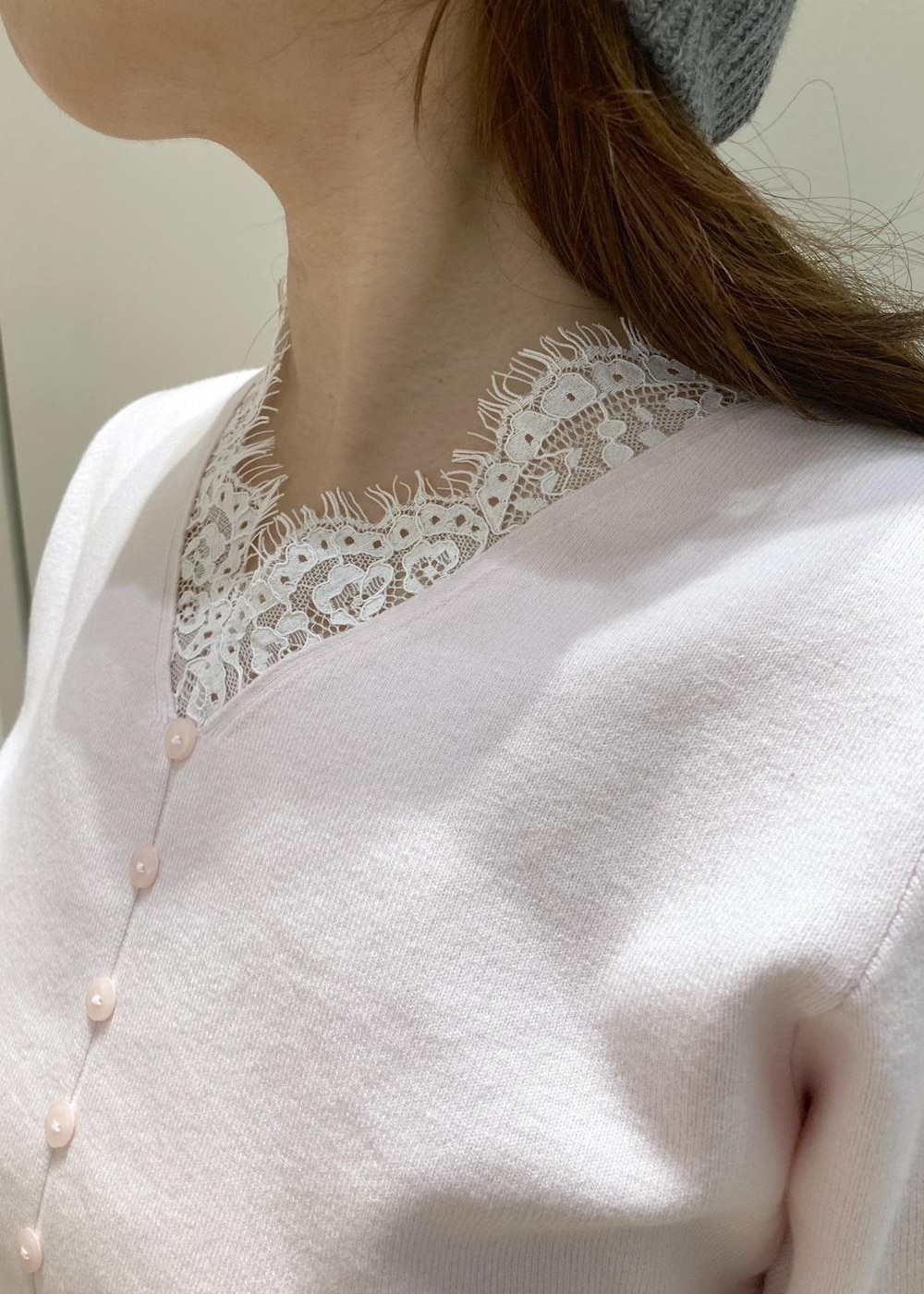 ピンク系のニット/セーター、ブラック系のその他パンツ、ホワイト系のトートバッグを着用したレディースの夏コーディネートの5枚目の写真