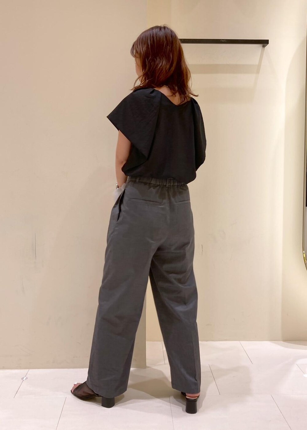 グレー系のショルダーバッグ、ブラック系のパンプス、ブラック系のシャツ/ブラウスを着用したレディースの夏コーディネートの3枚目の写真