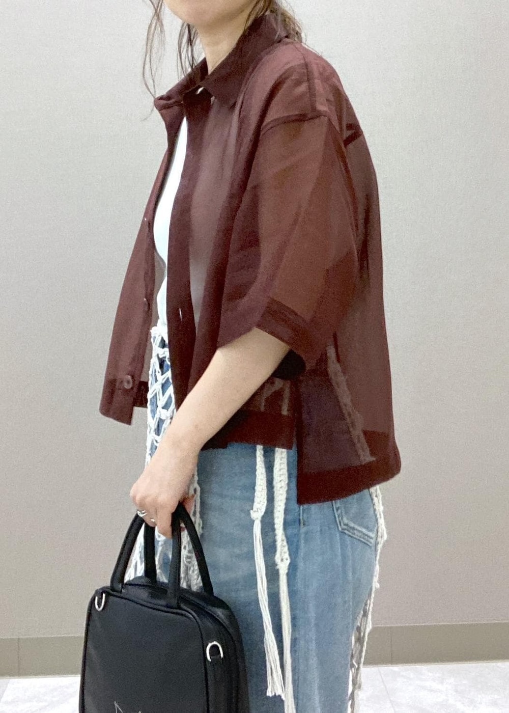 ホワイト系のスカート、ホワイト系のタンクトップ、ブラウン系のシャツ/ブラウスを着用したレディースの夏コーディネートの5枚目の写真