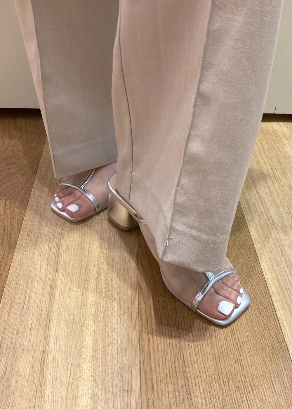 ブラック系のショルダーバッグ、シルバー系のパンプス、ベージュ系のその他パンツを着用したレディースの夏コーディネートの7枚目の写真