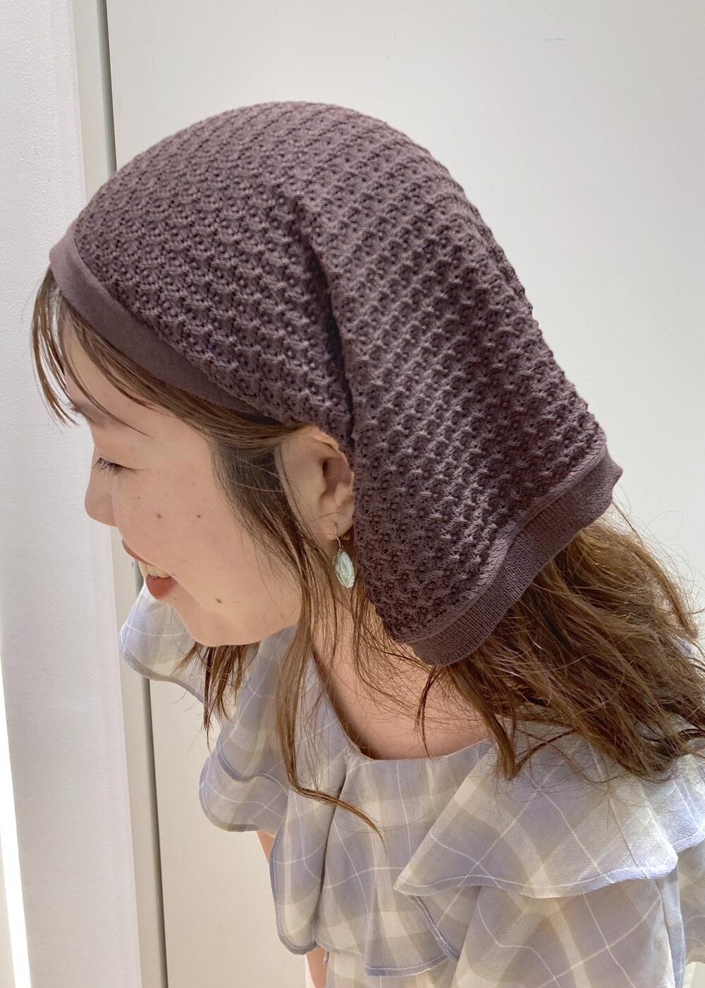 ホワイト系のトートバッグ、ブラウン系のパンプス、ホワイト系のチノパンツを着用したレディースの夏コーディネートの7枚目の写真
