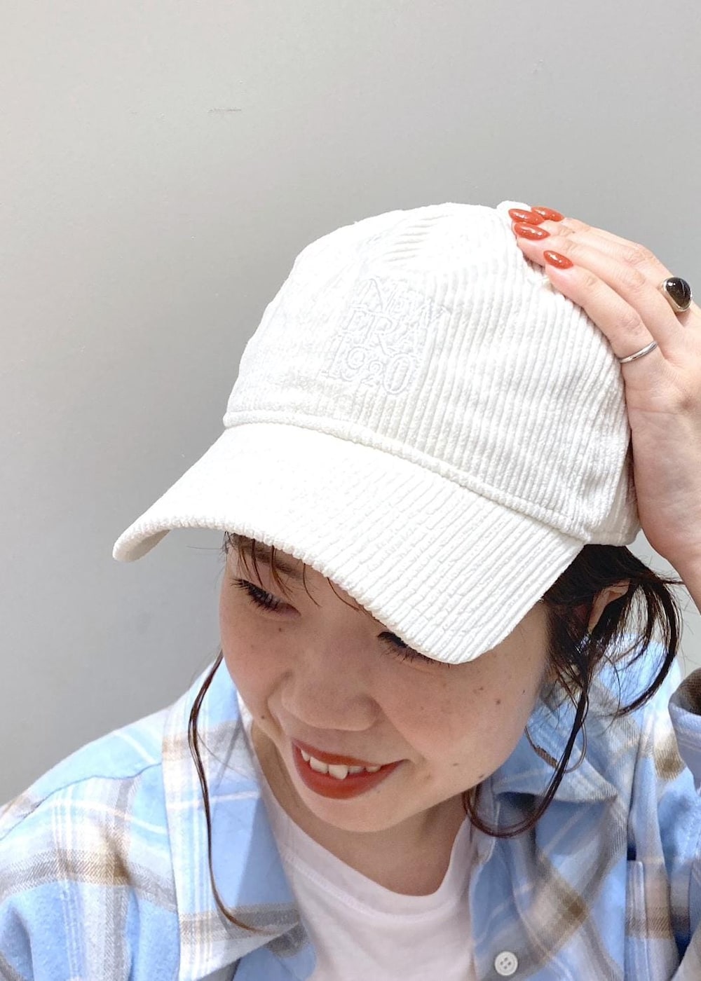 ホワイト系のスカート、ブルー系のシャツ/ブラウス、ブラック系のブーツを着用したレディースの秋コーディネートの8枚目の写真