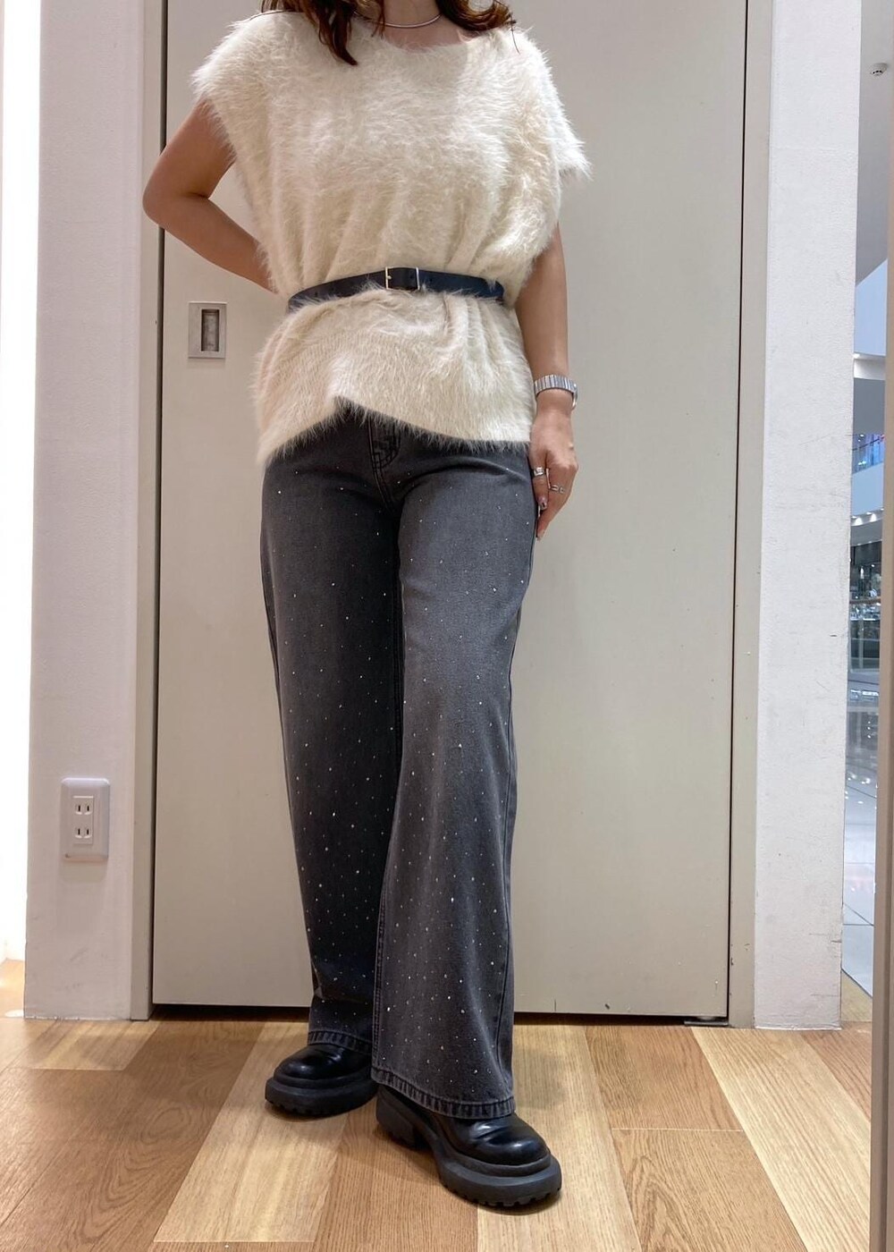 ホワイト系のベスト、ブラック系のデニムパンツ、ブラック系のショルダーバッグを着用したレディースの夏コーディネートの7枚目の写真