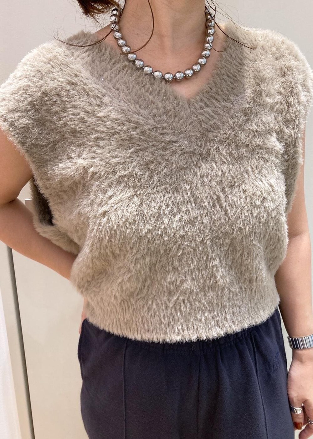 ブルー系のその他パンツ、ベージュ系のベスト、ブラック系のパンプスを着用したレディースの秋コーディネートの4枚目の写真