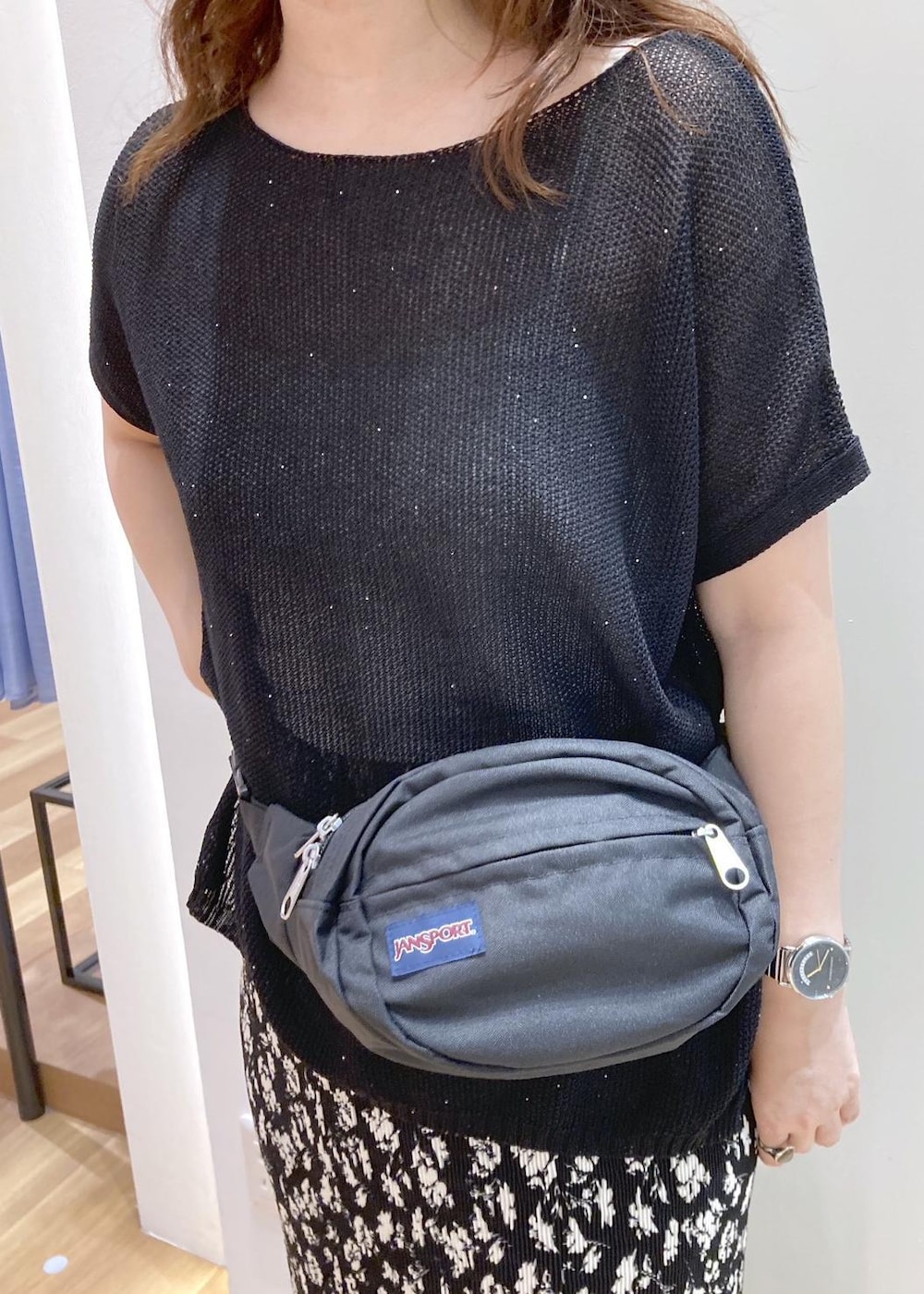 ブラック系のスカート、ブラック系のサンダル、ブラック系のニット/セーターを着用したレディースの夏コーディネートの4枚目の写真