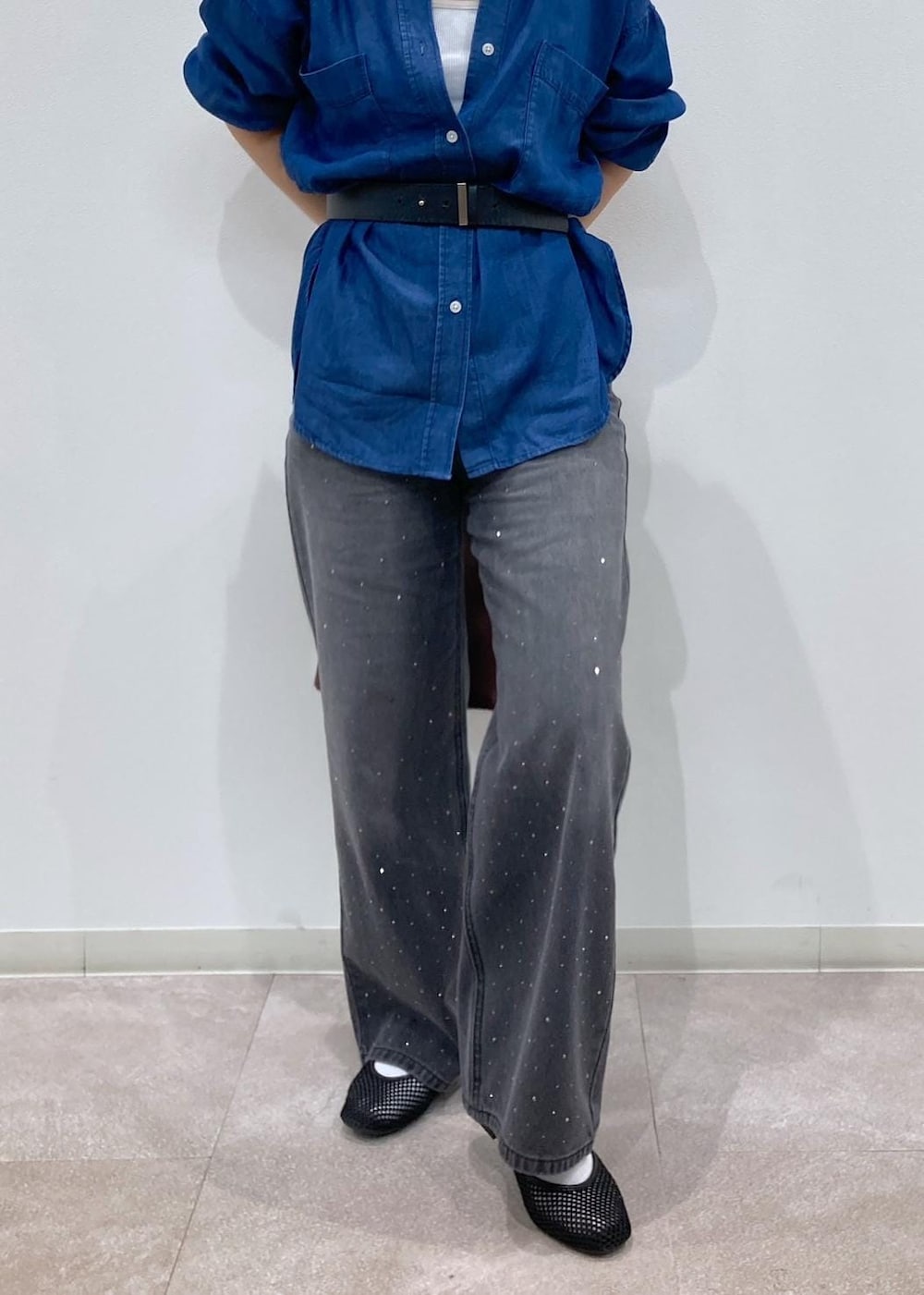 レッド系のショルダーバッグ、ブルー系のシャツ/ブラウス、ブラック系のデニムパンツを着用したレディースの夏コーディネートの6枚目の写真