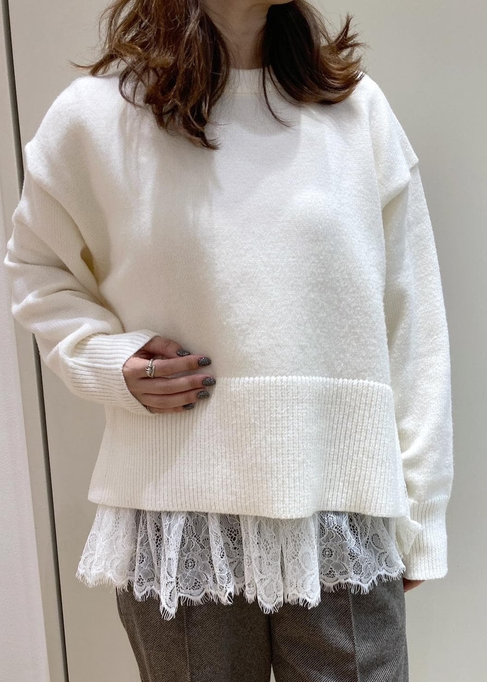 ホワイト系のニット/セーター、ブラウン系のその他パンツ、ブラック系のピーコートを着用したレディースの冬コーディネートの5枚目の写真