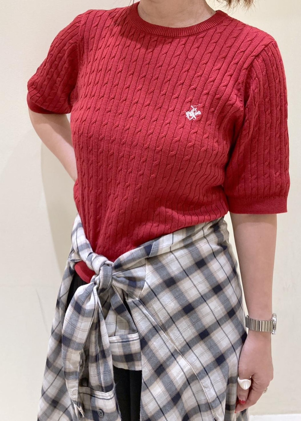 ホワイト系のシャツ/ブラウス、ホワイト系のショルダーバッグ、レッド系のニット/セーターを着用したレディースの秋コーディネートの5枚目の写真