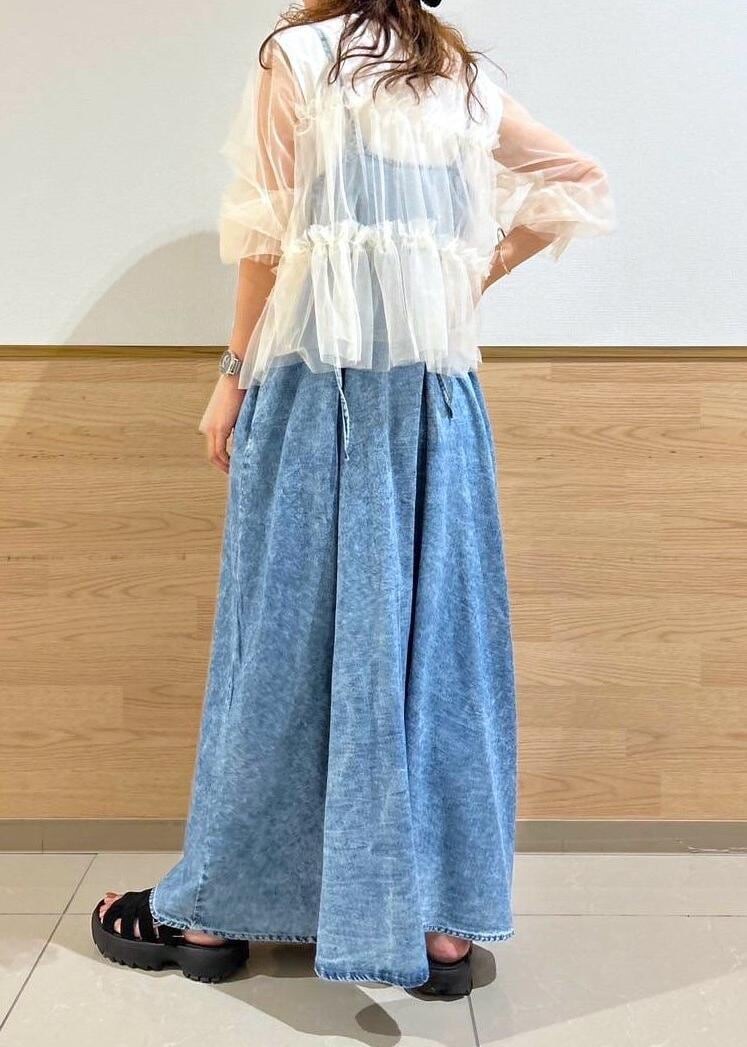 ブラック系のサンダル、シルバー系のショルダーバッグ、ホワイト系のTシャツ/カットソーを着用したレディースの夏コーディネートの5枚目の写真