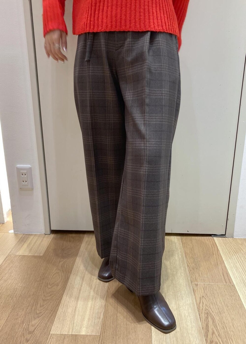 ホワイト系のニット/セーター、ブラウン系のブーツ、レッド系のニット/セーターを着用したレディースの秋コーディネートの6枚目の写真