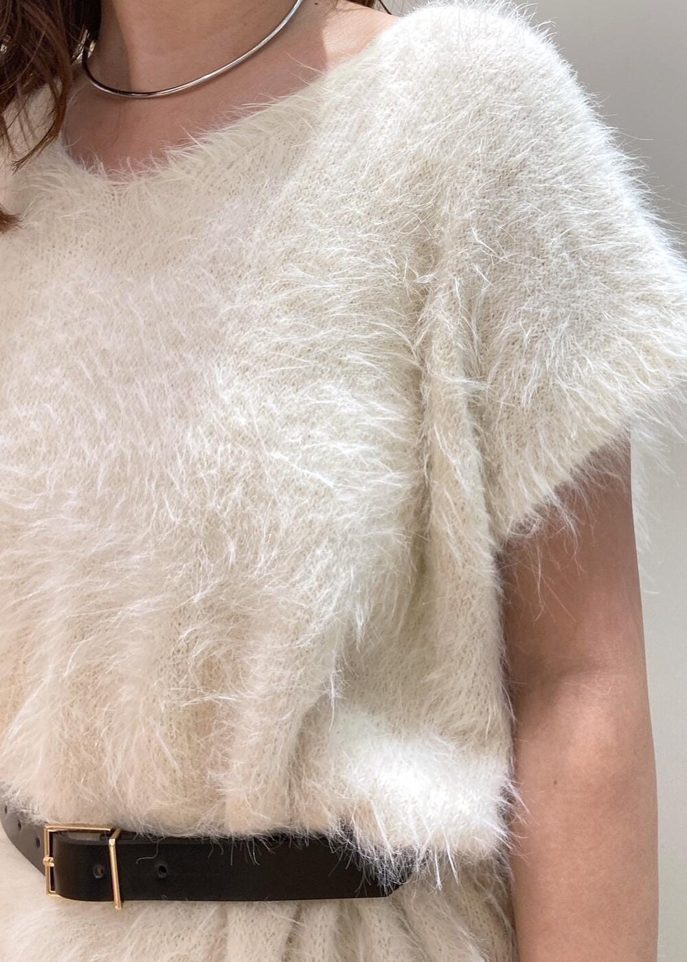 ホワイト系のベスト、ブラック系のデニムパンツ、ブラック系のショルダーバッグを着用したレディースの夏コーディネートの6枚目の写真