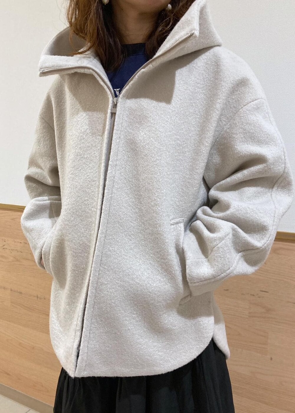 グレー系のその他アウター、ホワイト系のTシャツ/カットソー、ブルー系のスウェットを着用したレディースの秋コーディネートの5枚目の写真