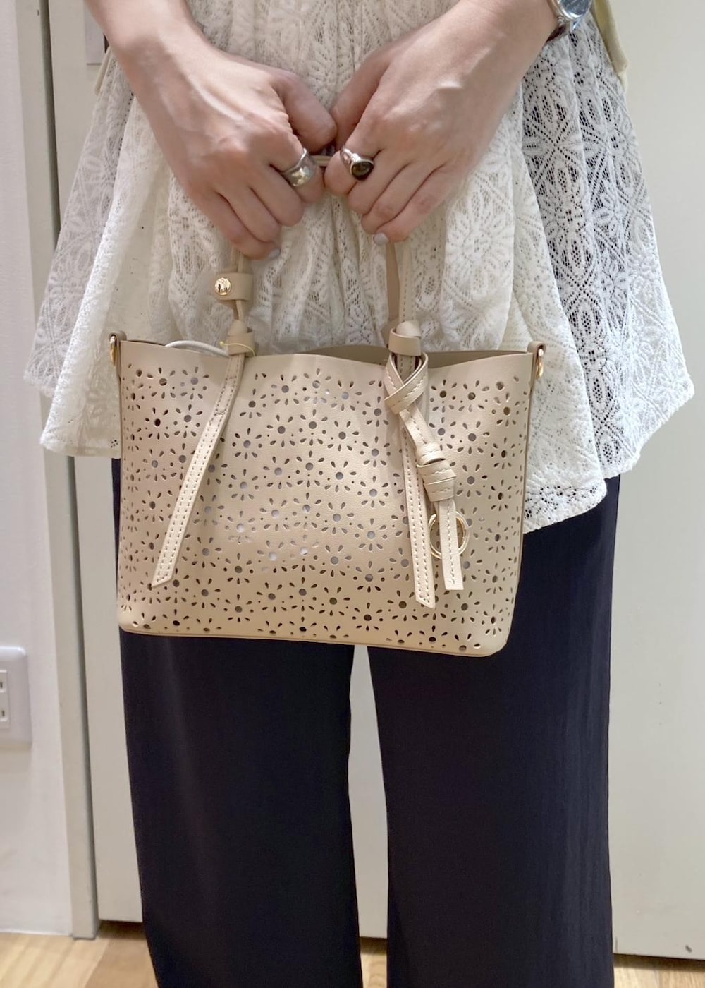 ピンク系のパンプス、ベージュ系のショルダーバッグ、ベージュ系のスウェットを着用したレディースの春コーディネートの8枚目の写真