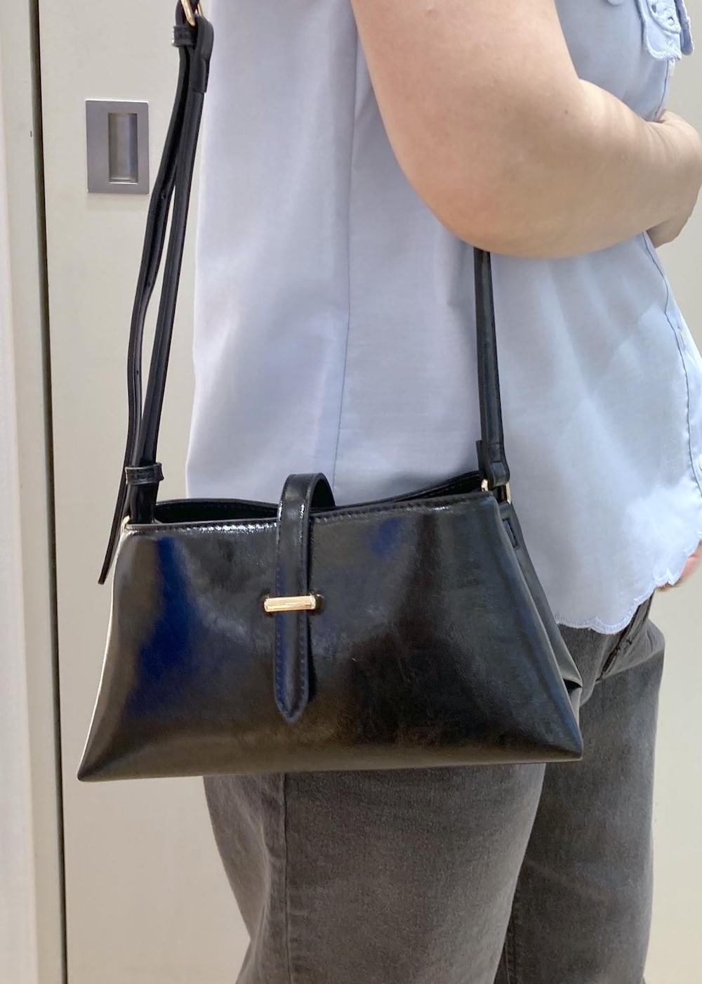 ブラック系のデニムパンツ、ブラック系のショルダーバッグ、ブラック系のサンダルを着用したレディースの夏コーディネートの8枚目の写真