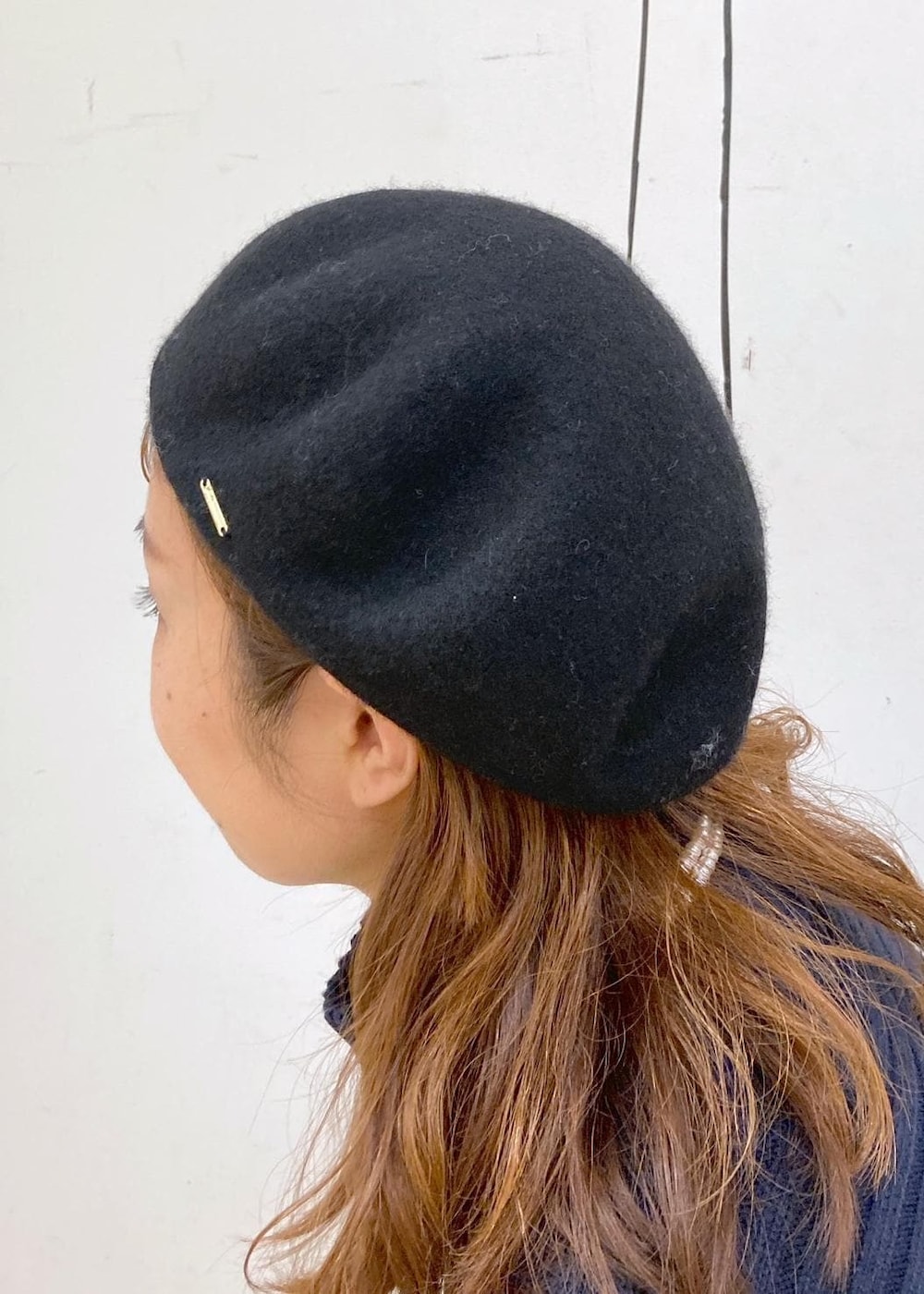 ブルー系のシャツ/ブラウス、ブルー系のニット/セーター、ブラック系のブーツを着用したレディースの秋コーディネートの7枚目の写真