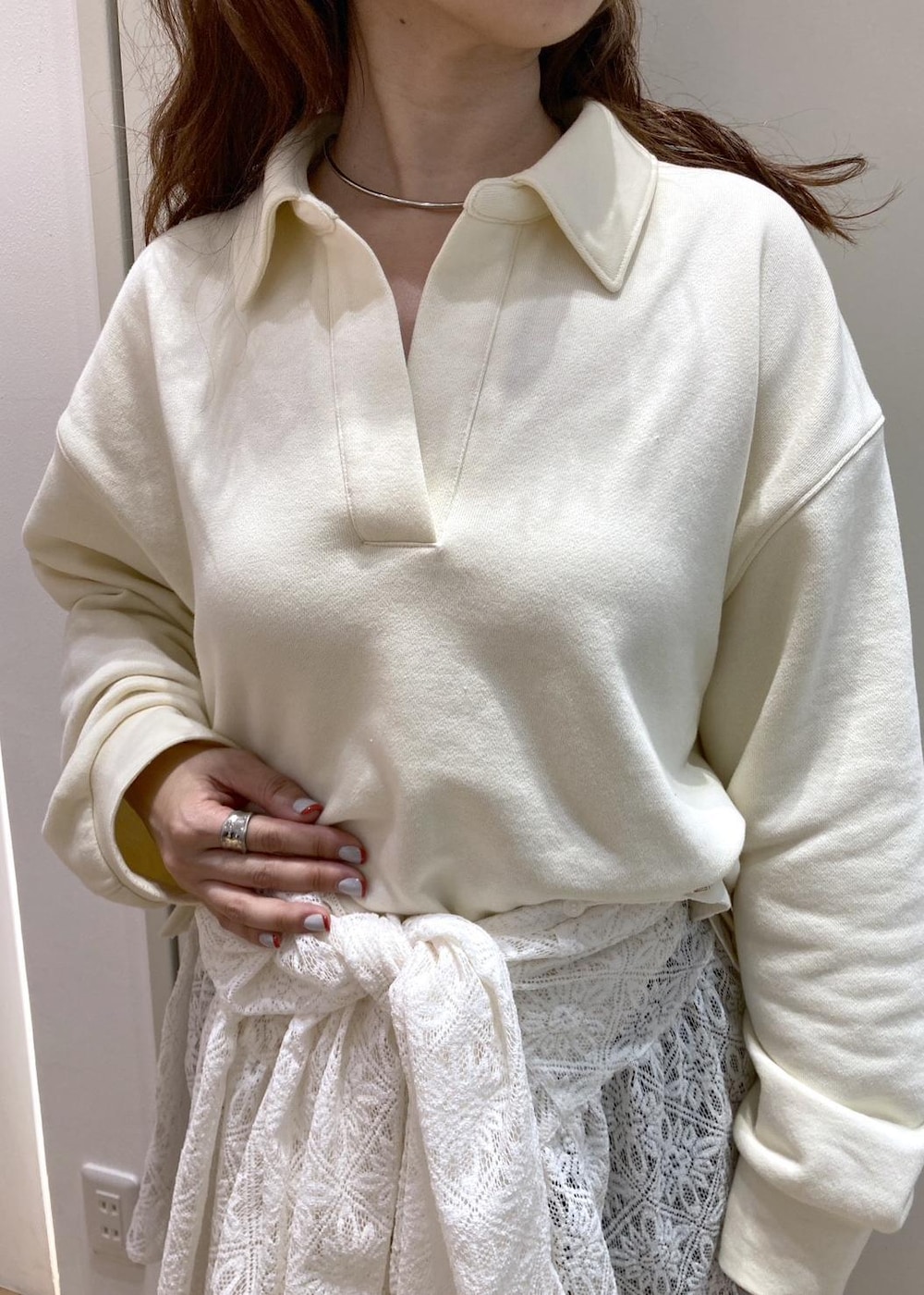 ピンク系のパンプス、ベージュ系のショルダーバッグ、ベージュ系のスウェットを着用したレディースの春コーディネートの4枚目の写真