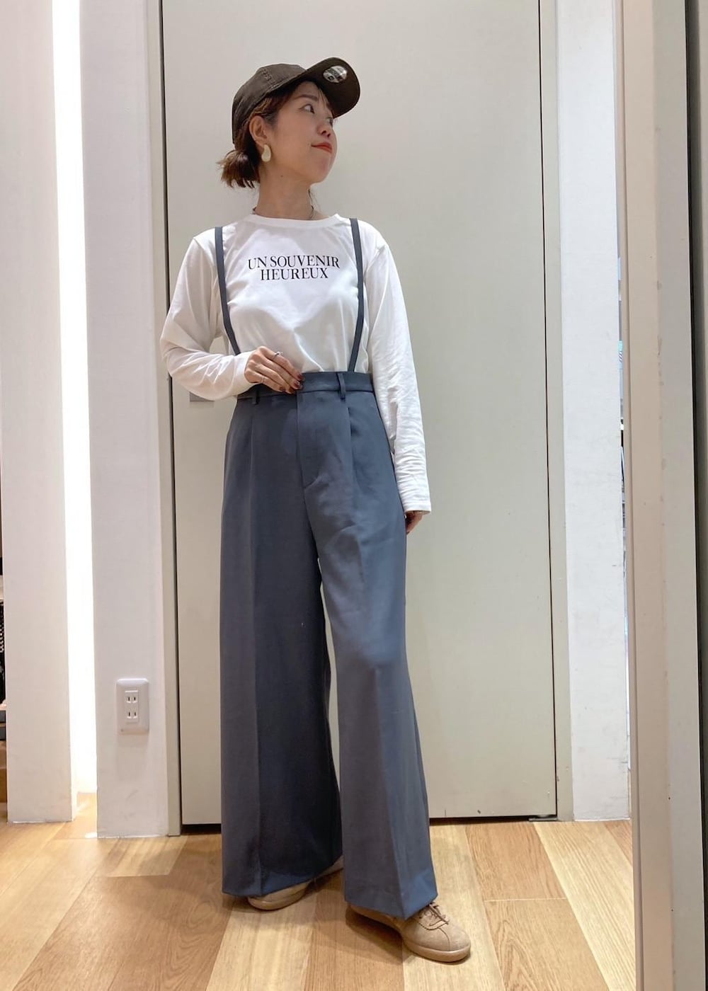 グレー系のその他パンツ、ブラック系のカーディガン/ボレロ、ベージュ系のショルダーバッグを着用したレディースの秋コーディネートの5枚目の写真