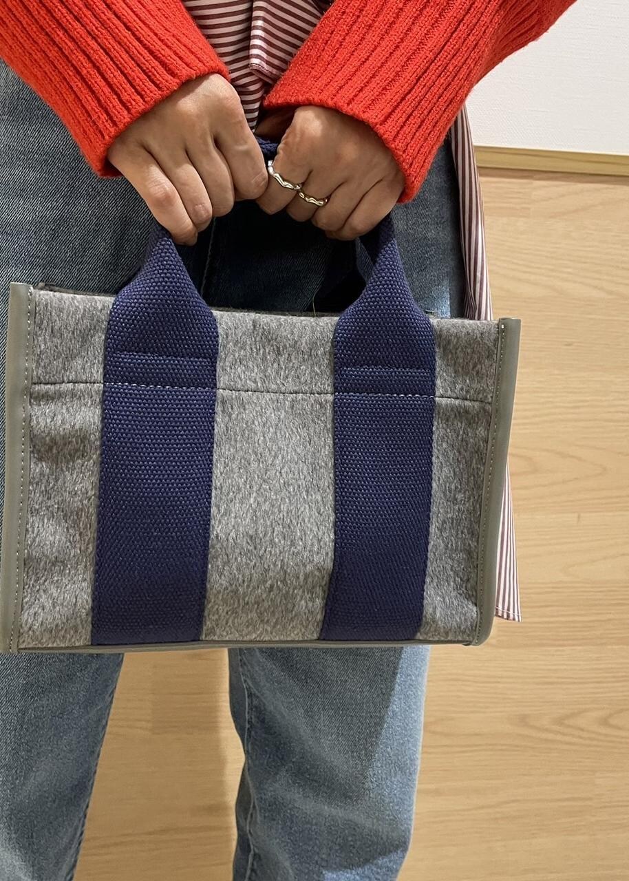 レッド系のシャツ/ブラウス、レッド系のニット/セーター、ブラック系のブーツを着用したレディースの秋コーディネートの6枚目の写真