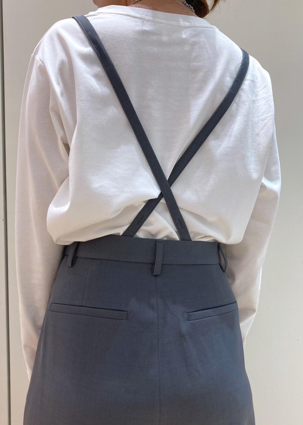 グレー系のその他パンツ、ブラック系のカーディガン/ボレロ、ベージュ系のショルダーバッグを着用したレディースの秋コーディネートの6枚目の写真