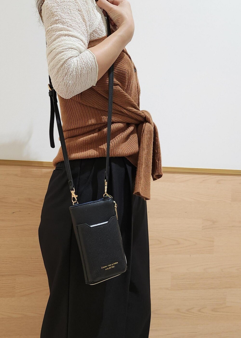 ブラック系のパンプス、ブラック系のその他パンツ、ホワイト系のTシャツ/カットソーを着用したレディースの秋コーディネートの3枚目の写真