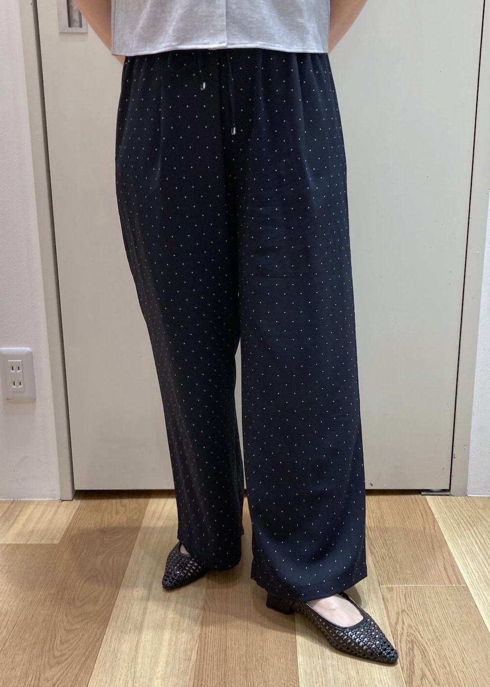 ブラック系のパンプス、シルバー系のトートバッグ、グレー系のシャツ/ブラウスを着用したレディースの夏コーディネートの5枚目の写真