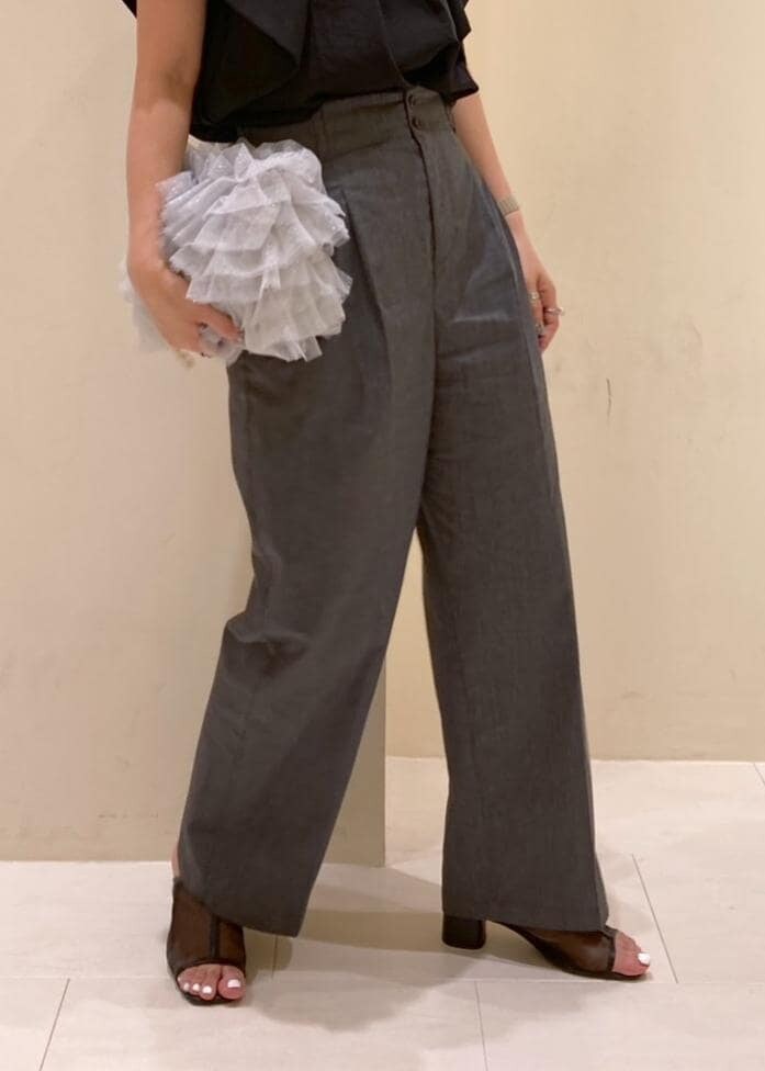 グレー系のショルダーバッグ、ブラック系のパンプス、ブラック系のシャツ/ブラウスを着用したレディースの夏コーディネートの6枚目の写真