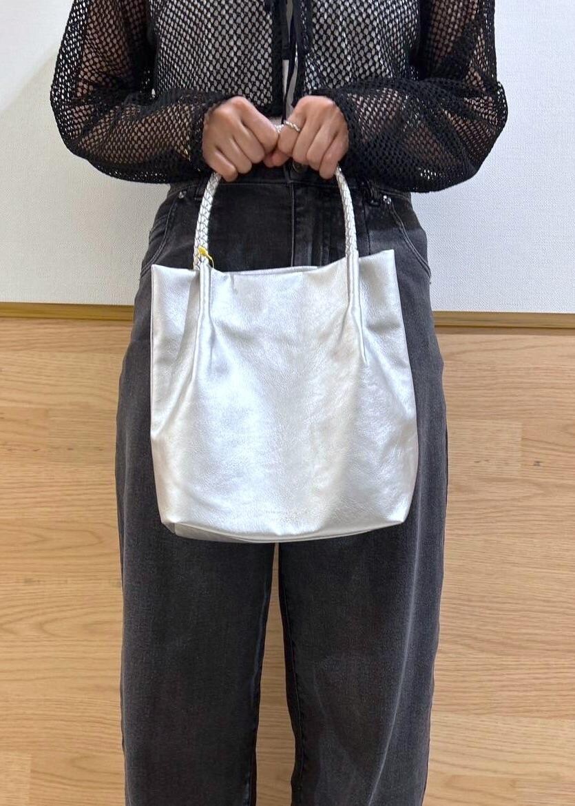 シルバー系のトートバッグ、ベージュ系のTシャツ/カットソー、ブラック系のサンダルを着用したレディースの夏コーディネートの9枚目の写真