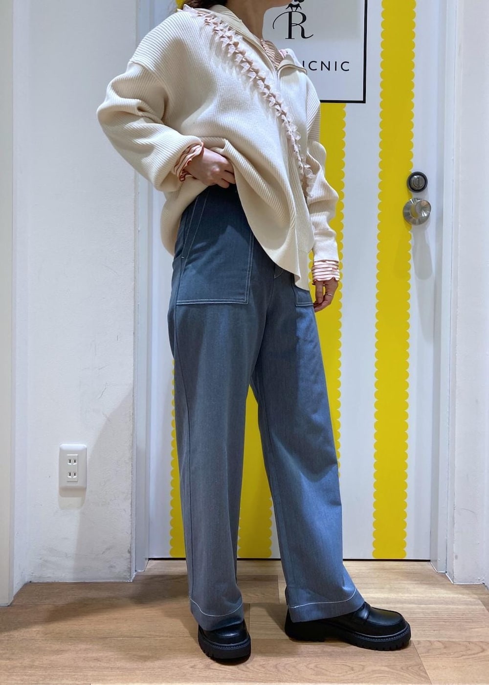 オレンジ系のカーディガン/ボレロ、ブルー系のその他パンツ、ブラック系のローファーを着用したレディースの春コーディネートの3枚目の写真