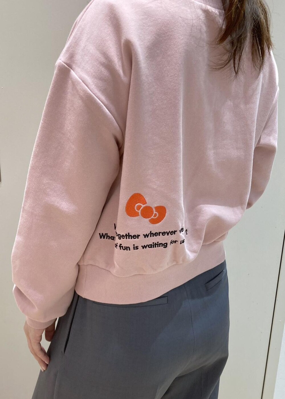 グレー系のその他パンツ、ホワイト系のTシャツ/カットソー、ピンク系のスウェットを着用したレディースの冬コーディネートの5枚目の写真