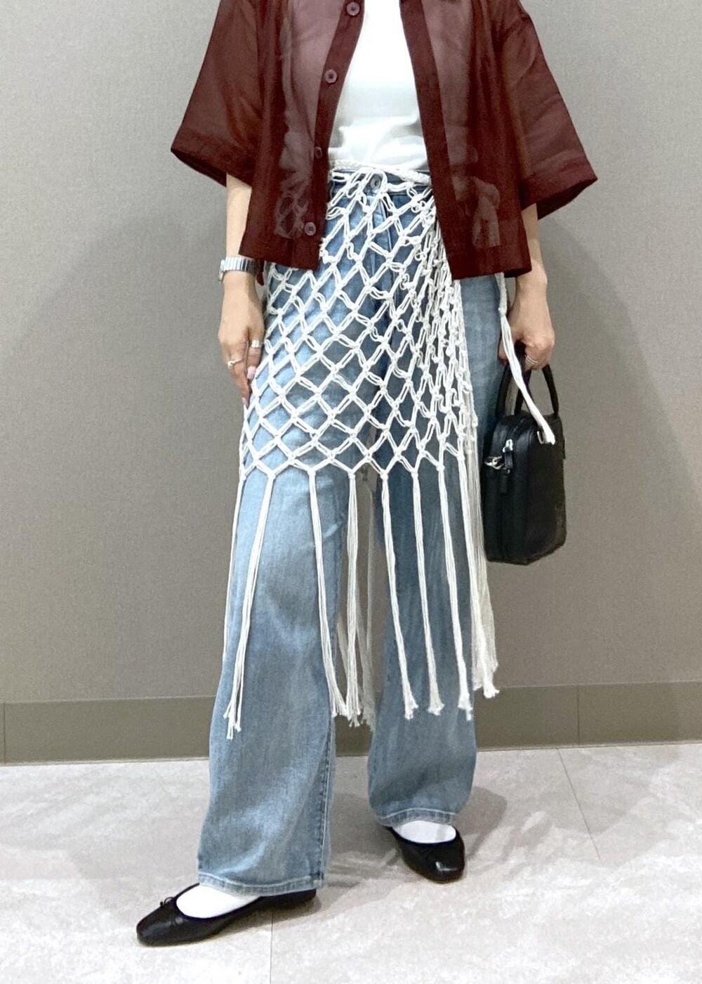 ホワイト系のスカート、ホワイト系のタンクトップ、ブラウン系のシャツ/ブラウスを着用したレディースの夏コーディネートの6枚目の写真