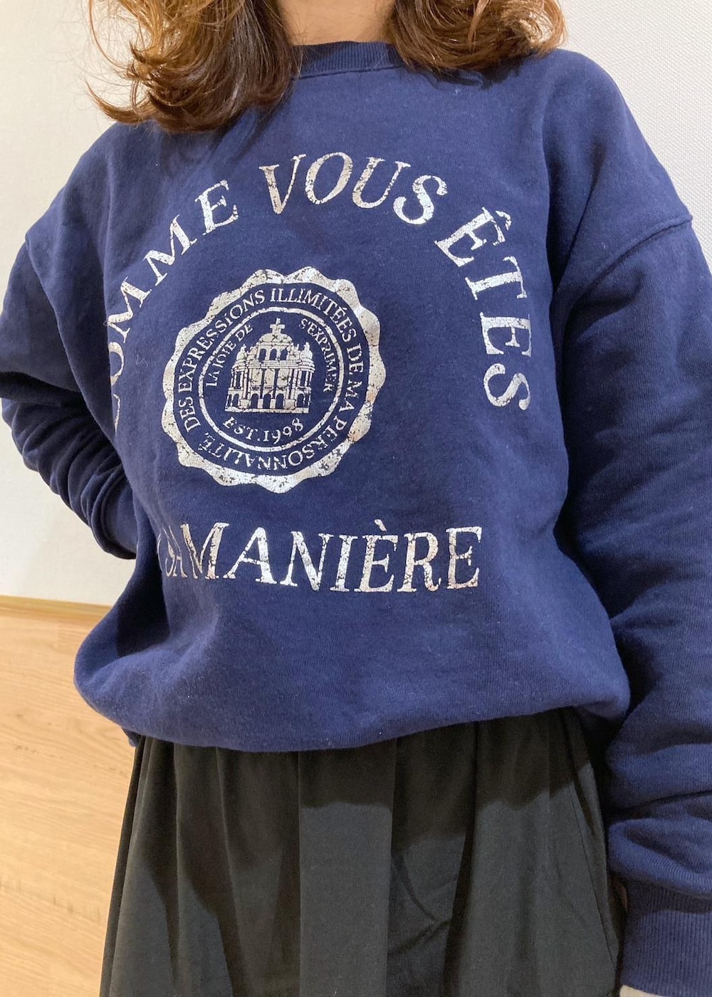 グレー系のその他アウター、ホワイト系のTシャツ/カットソー、ブルー系のスウェットを着用したレディースの秋コーディネートの7枚目の写真