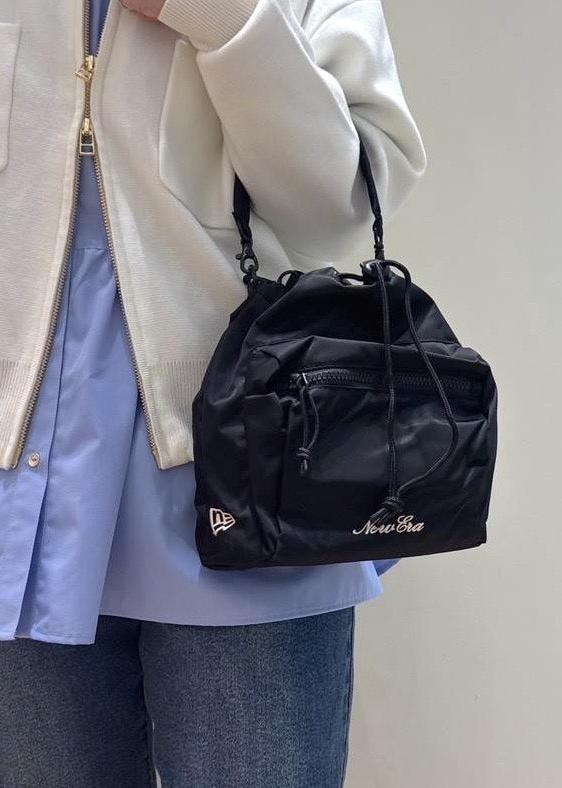 ブラック系のローファー、ホワイト系のカーディガン/ボレロ、ブルー系のシャツ/ブラウスを着用したレディースの冬コーディネートの8枚目の写真