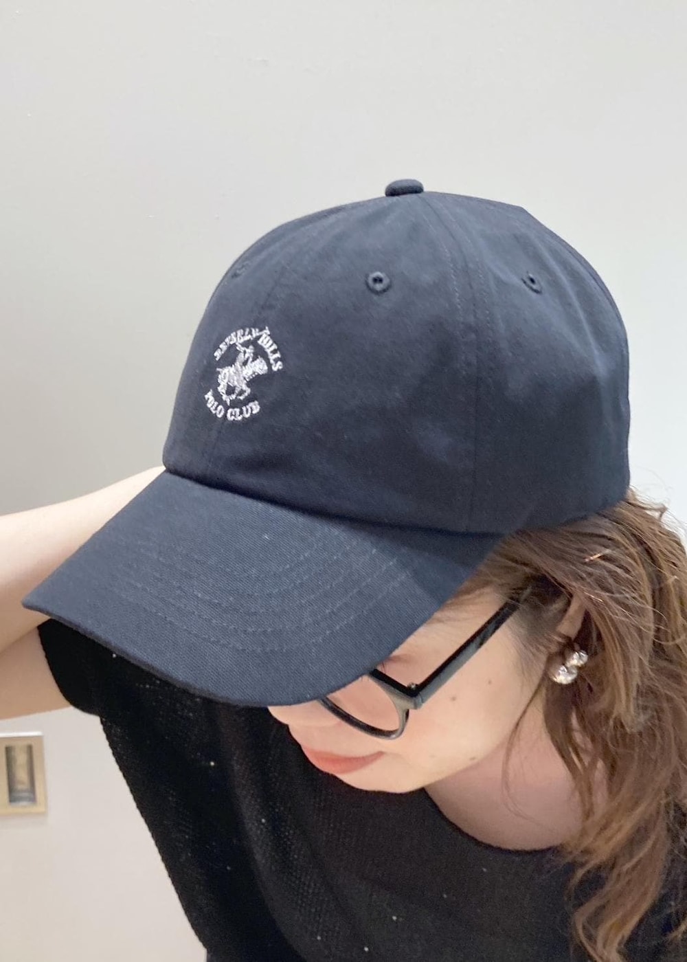 ブラック系のスカート、ブラック系のサンダル、ブラック系のニット/セーターを着用したレディースの夏コーディネートの9枚目の写真