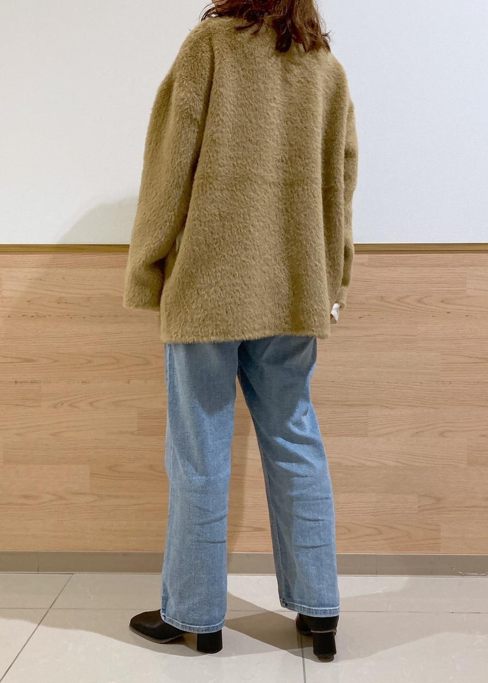 ホワイト系のシャツ/ブラウス、イエロー系のその他アウター、ブラック系のブーツを着用したレディースの秋コーディネートの4枚目の写真