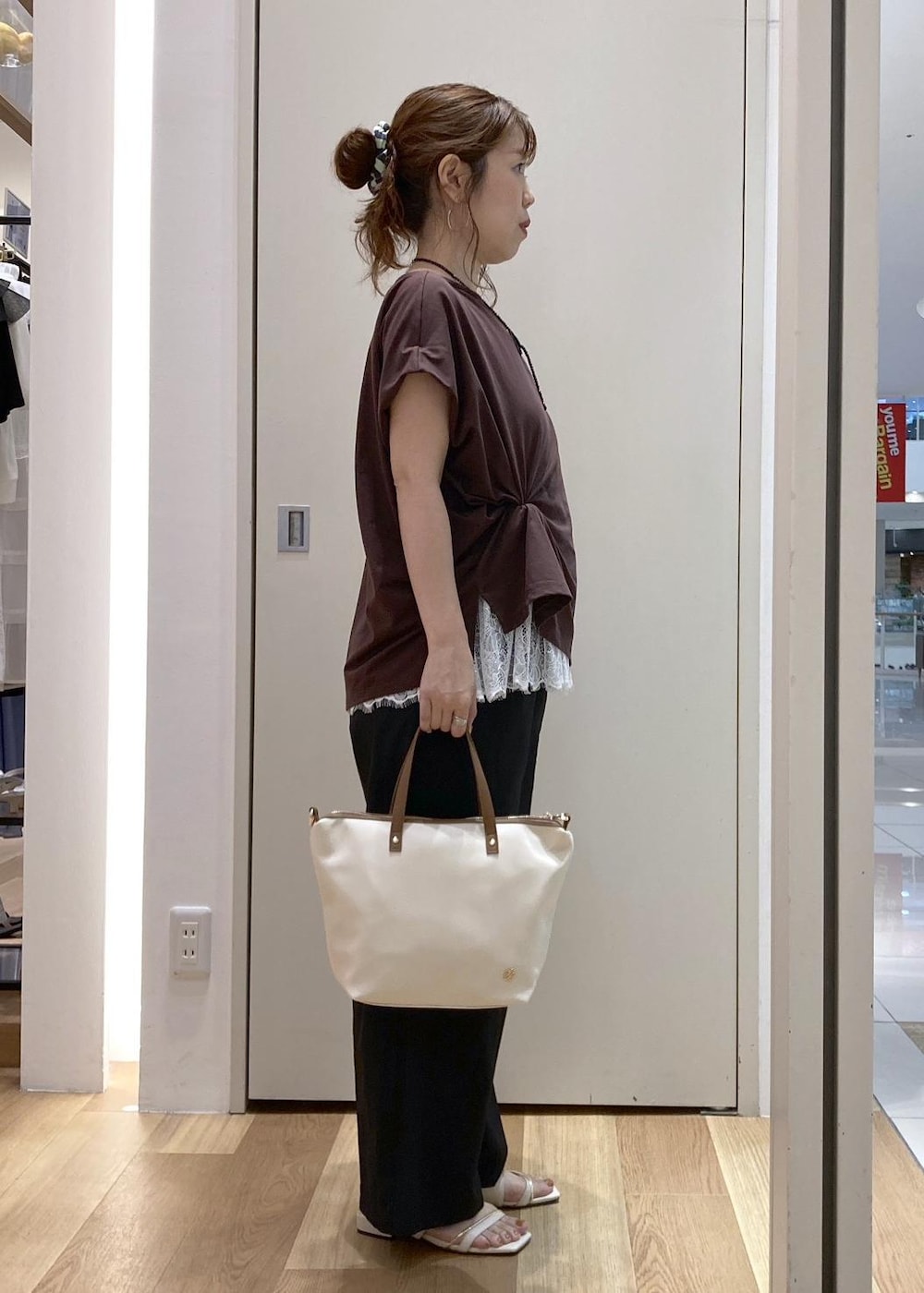ブラック系のその他パンツ、ホワイト系のショルダーバッグ、ブラウン系のTシャツ/カットソーを着用したレディースの夏コーディネートの2枚目の写真