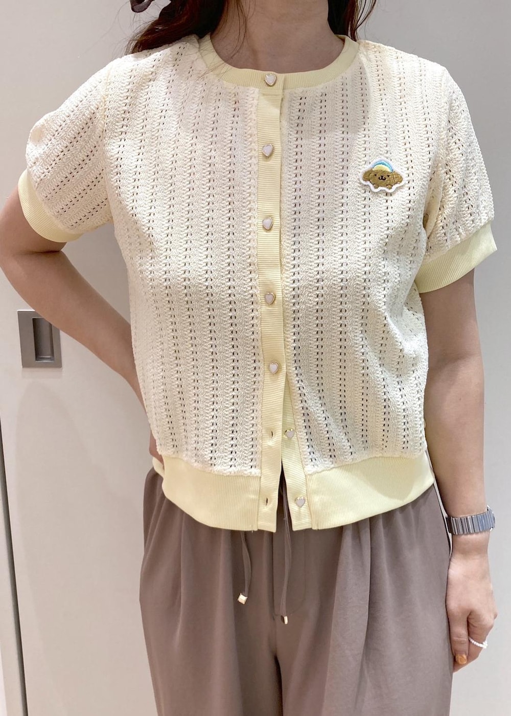 ホワイト系のサンダル、ブラウン系のその他パンツ、イエロー系のショルダーバッグを着用したレディースの夏コーディネートの3枚目の写真