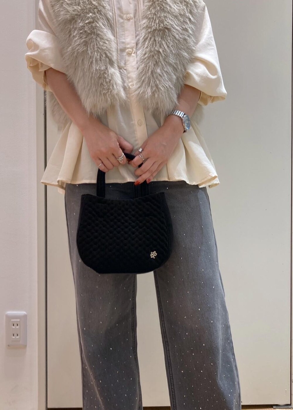 ベージュ系のシャツ/ブラウス、ベージュ系のベスト、ブラック系のデニムパンツを着用したレディースの秋コーディネートの8枚目の写真