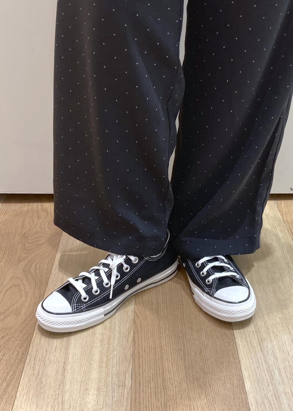 ピンク系のニット/セーター、ブラック系のその他パンツ、ホワイト系のトートバッグを着用したレディースの夏コーディネートの7枚目の写真