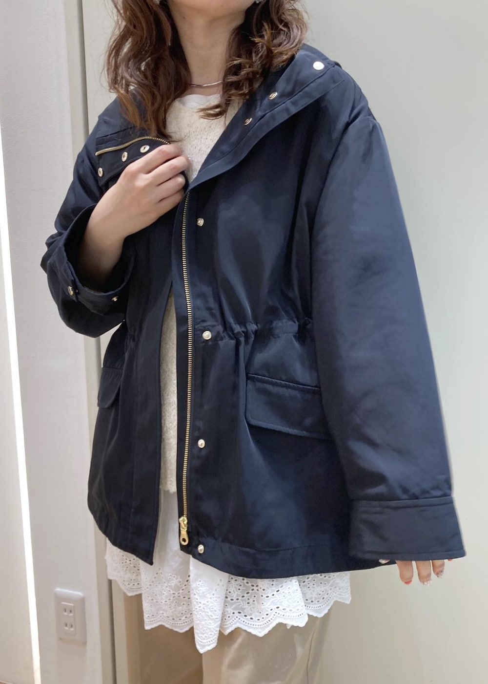 ベージュ系のチノパンツ、イエロー系のトートバッグ、ホワイト系のニット/セーターを着用したレディースの春コーディネートの4枚目の写真