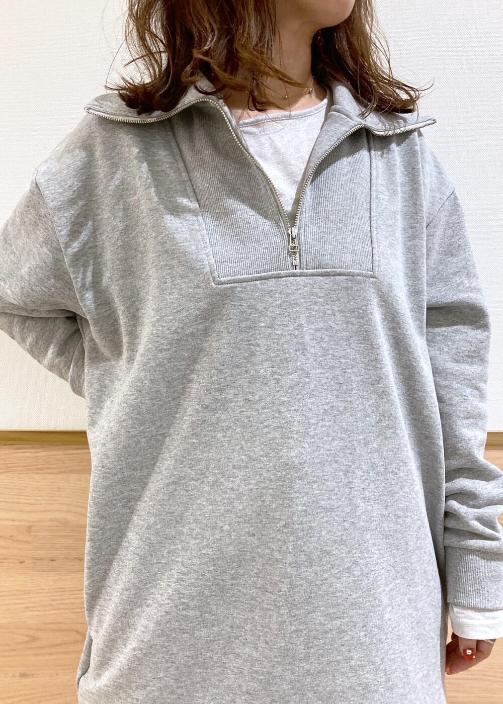 ホワイト系のTシャツ/カットソー、ブルー系のデニムパンツ、グレー系のワンピースを着用したレディースの秋コーディネートの5枚目の写真