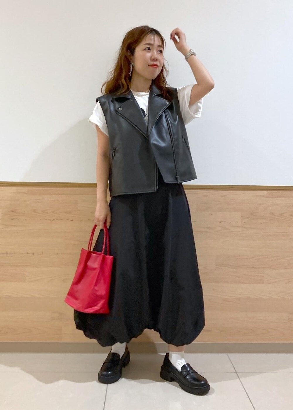 ブラック系のローファー、レッド系のトートバッグ、ホワイト系のTシャツ/カットソーを着用したレディースの秋コーディネートの2枚目の写真